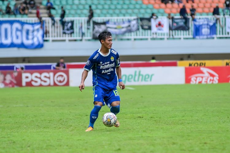 Henhen Herdiana dipinjamkan Persib Bandung menuju Dewa United mulai Liga 1 2023-2024.