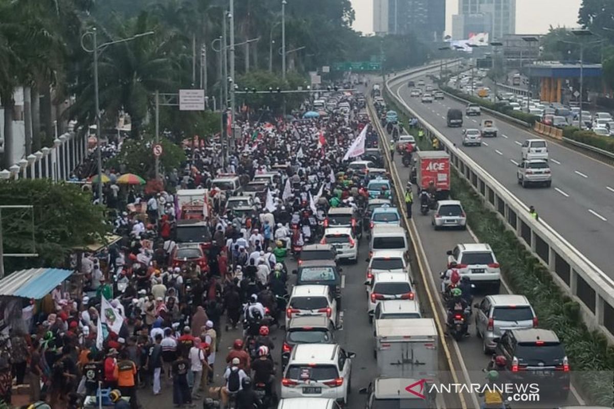 Kepadatan arus lalu lintas akibat massa aksi FPI menutup akses jalan di depan gedung DPR RI, Rabu (24/6/2020).