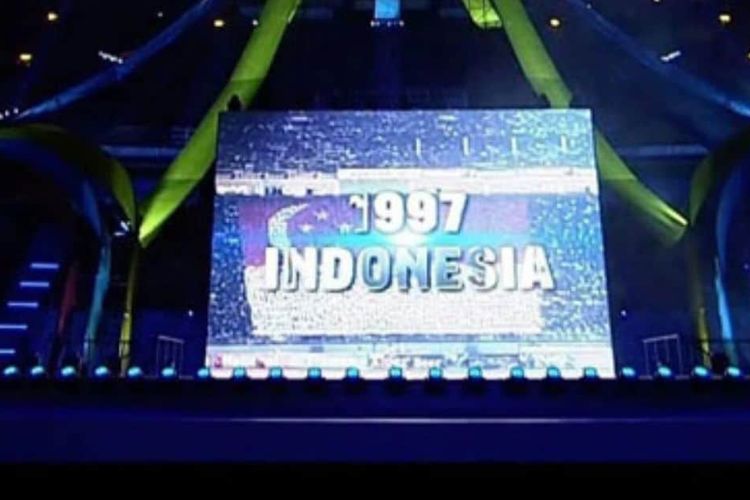 Video yang menunjukkan bendera Singapura saat penayangan tuan rumah SEA Games 1997 yang digelar di Indonesia pada pembukaan SEA Games 2025 di Stadion Rajamangala, Bangkok, Thailand, Selasa (9/12/2025).