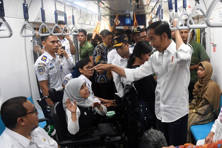 Presiden Joko Widodo berbincang dengan penumpang difabel ketika mencoba MRT dengan rute stasiun Bundaran HI-Lebak Bulus-Istora di Jakarta, Kamis (21/3/2019). ANTARA FOTO/Akbar Nugroho Gumay/ama.
