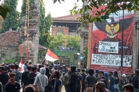 Demo Tolak Omnibus Law di Bali Ricuh, Massa Berpakaian Hitam Lempari Polisi dengan Batu