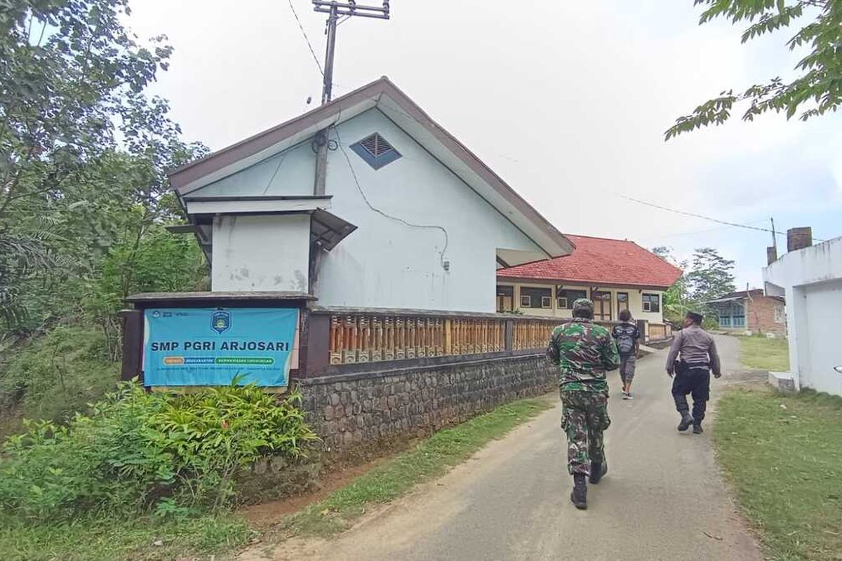 TNi-Polri melakukan patroli di Sekolah Dasar Kecamatan Arjosari Kabupaten Pacitan Jawa Timur, setelah tragedi pembunuhan dan pelaku melarikan diri ke hutan, Selasa (23/09/2025).