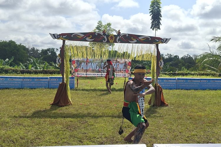 Mengenal Lawang Sakepeng, Seni Bela Diri Khas Dayak yang Ditampilkan Saat Pernikahan Adat