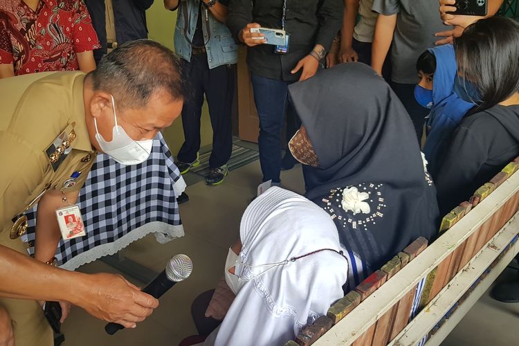 Wali Kota Jakarta Utara Ali Maulana Hakim saat meninjau kick off kegiatan vaksinasi Covid-19 untuk anak usia 6-11 tahun di SDN Pegangsaan Dua 07, Kelapa Gading, Jakarta Utara, Selasa (14/12/2021).