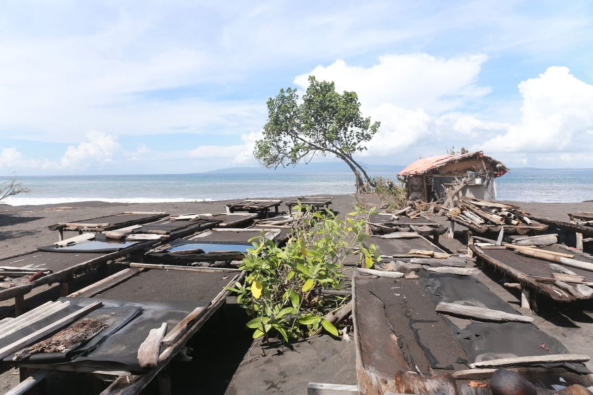 Lahan pembuatan garam di Klungkung hancur diterjang ombak besar. 