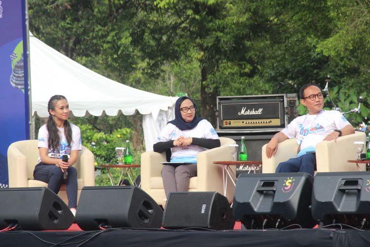 Putri Indonesia 2002 yang dikenal juga sebagai presenter dan pegiat gaya hidup sehat, Melanie Putria (paling kiri, pegang mikrofon) saat menjadi pembicara bincang-bincang Milenial Paham Rupiah, rangkaian acara Angkringan Digital 2023, di Taman Lumbini, Borobudur, Kabupaten Magelang, Jawa Tengah, Sabtu (8/7/2023).