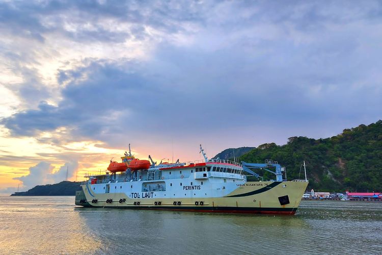 Kapal Motor (KM) Sabuk Nusantara 76 berukuran 2000 GT dengan kapasitas penumpang sebanyak 484 orang yang melayani jalur pelayaran Gorontalo-Ternate.