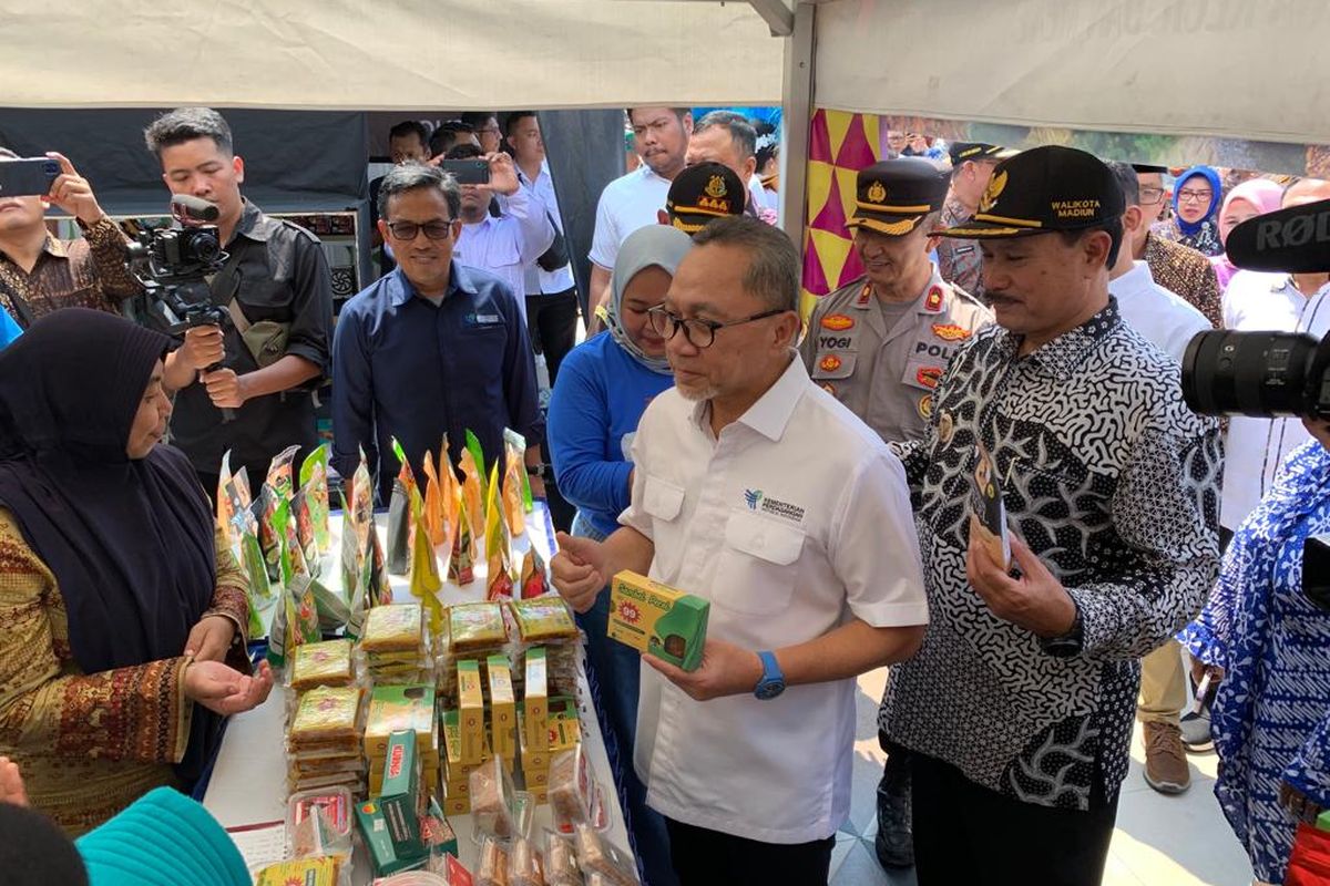 BINCANG—Menteri Perdagangan, Zulhas Zulkifli didampingi Wali Kota Madiun, Maidi berbincang dengan pelaku UMKM yang berada di kawasan wisata Sumber Umis di Kota Madiun, Jawa Timur, Rabu (11/10/2023).