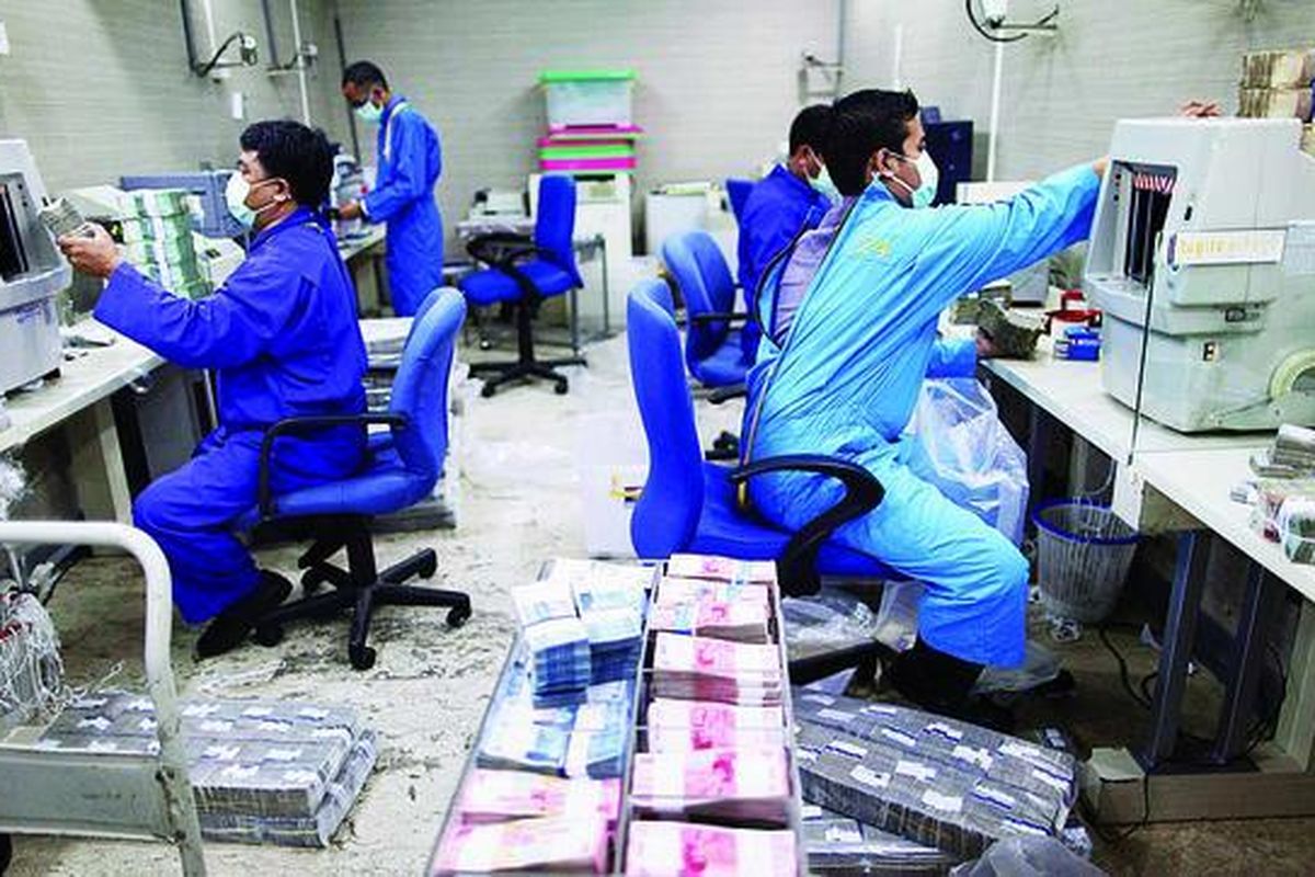 Petugas memilah uang rupiah yang masih layak dan tidak layak edar di Cash Center Bank Mandiri di Jakarta, Selasa (12/2). Rapat Dewan Gubernur Bank Indonesia memutuskan untuk mempertahankan suku bunga acuan (BI Rate) pada posisi 5,75 persen. Suku bunga acuan itu dinilai masih konsisten dengan inflasi yang terkendali.