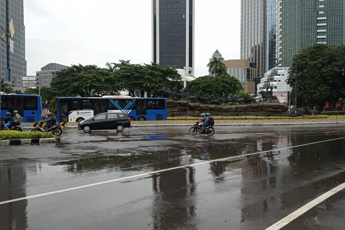 Kondisi arus lalu lintas di Kawasan Patung Kuda Arjuna Wiwaha, Jakarta Pusat, Kamis (21/4/2022).