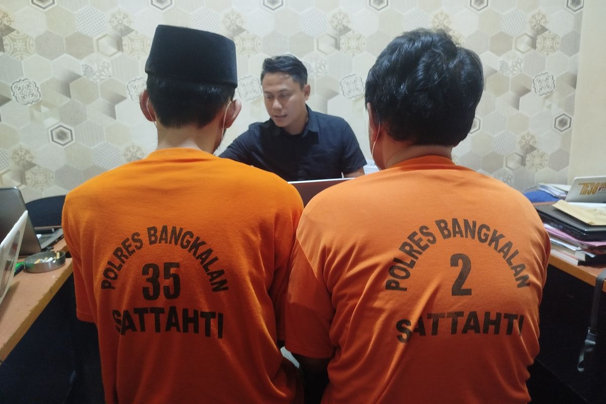 Dua pengedar saat diinterogasi polisi di Mapolres Bangkalan, Kamis (7/8/2025).