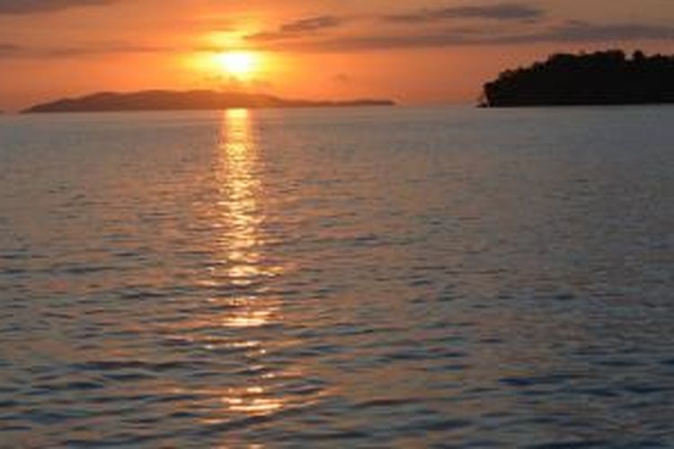 Matahari terbenam di Pulau Boleng, Flores, NTT.