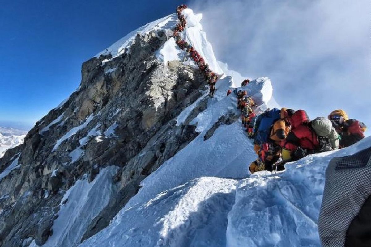 Antrean padat pendaki gunung di sebuah area yang dikenal sebagai zona kematian menuju puncak Gunung Everest. (AFP/PROJECT POSSIBLE)