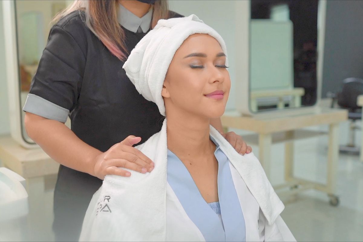 Aktris Nana Mirdad melakukan hair spa untuk rileksasi.