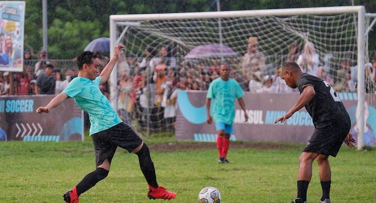 Main Bola Saat Kampanye di Maluku, Gibran Cetak 2 Gol