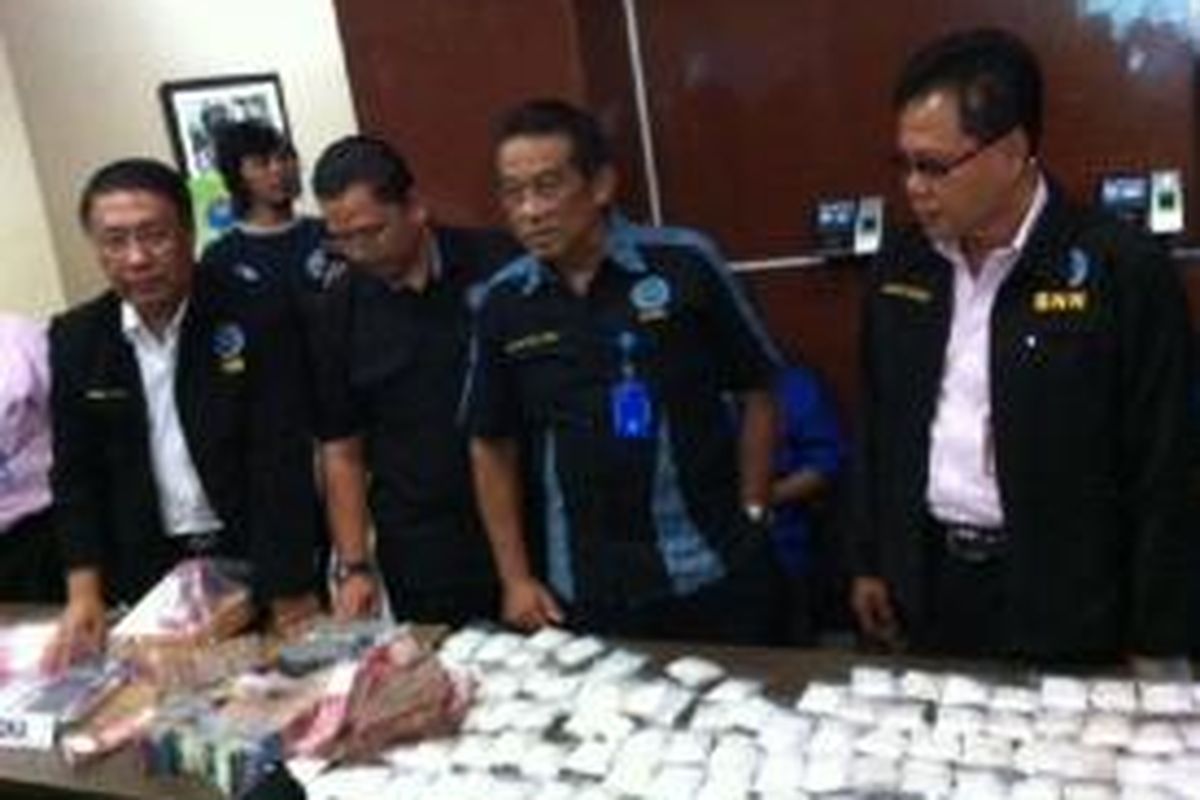 Badan Narkotika Nasional (BNN) menunjukkan barang bukti berupa paket-paket narkoba dengan total berat 6 kilogram dan sejumlah uang dari tiga orang yang diringkus di Pinrang, Sulawesi Selatan, Kamis (25/9/2014).