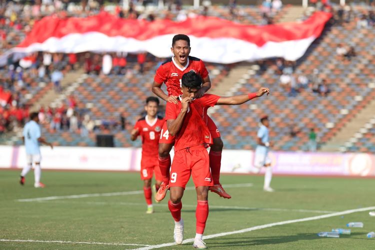 Pertandingan timnas U22 Indonesia vs Myanmar pada SEA Games 2023 berlangsung di Stadion Nasional Olimpiade, Phnom Penh, Kamboja, pada Kamis (4/5/2023) sore WIB. Indonesia berhasil meraih kemenangan dan naik ke puncak klasemen Grup A cabor sepak bola putra SEA Games 2023. Selanjutnya, timnas U22 Indonesia bakal bertanding melawan Vietnam pada semifinal sepak bola SEA Games 2023.