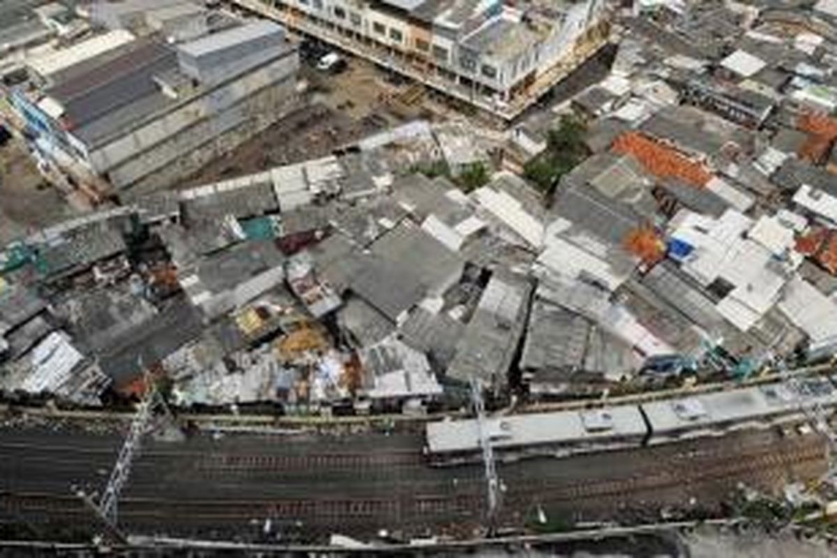 Permukiman padat di sekitar Stasiun Kampung Bandan, Jakarta Utara, Rabu (10/6). Pemerintah Provinsi DKI Jakarta berencana menata kawasan sekitar Stasiun Kampung Bandan dengan membangun rumah susun yang memanfaatkan lahan milik PT KAI.