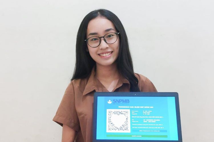 Devina Patricia yang lolos SNBT 2023 FH Universitas Airlangga (Unair) jadi menerima beasiswa kuliah 8 semester penuh.