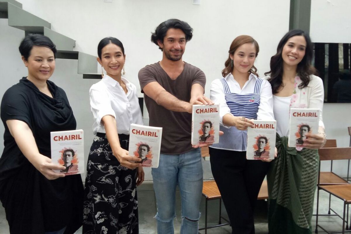 (Dari kiri ke kanan) Sita Nursanti, Happy Salma, Reza Rahadian, Chelsea Islan, dan Marsya Timothy saat menunjukan buku Chairil, setelah melakukan jumpa pers dan syukuran Pementasan Teater Perempuan-Perempuan Chairil di Dia.Lo.Gue Kafe, Kemang, Jakarta Selatan, Sabtu (19/8/2017).