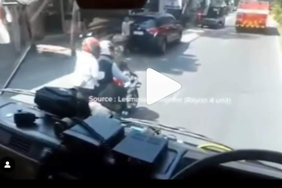 Video Pengendara R25 Halangi Laju Mobil Damkar