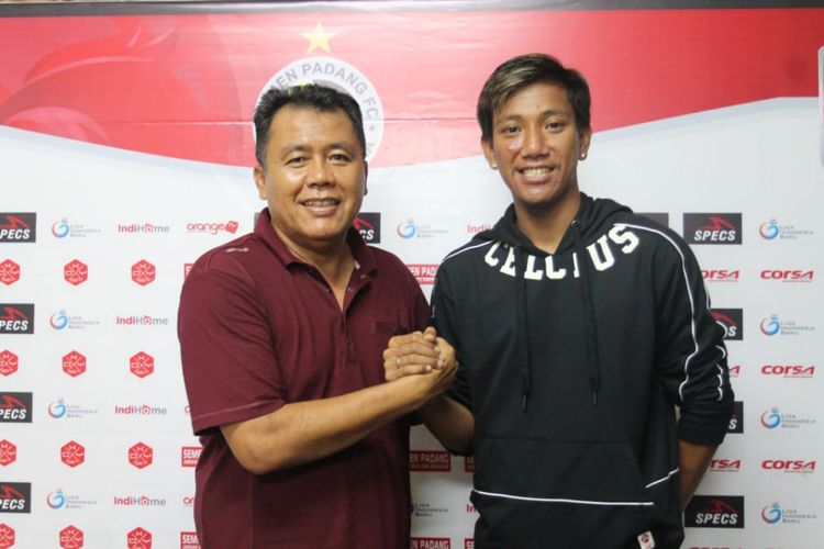 Pelatih Semen Padang Syafrianto Rusli bersama Syaiful Indra di Kantor PT KSSP,  Rabu (9/1/2019)