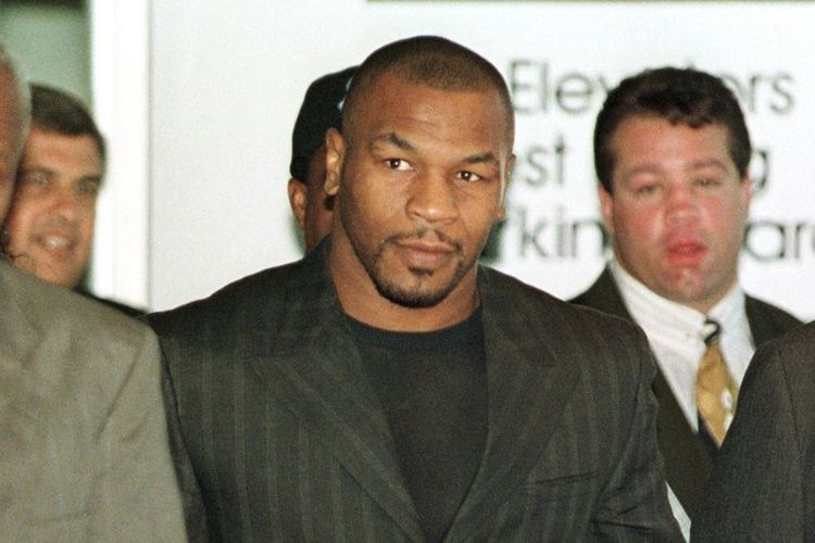Legenda tinju dunia, Mike Tyson, tiba di Badan Kontrol Atletik New Jersey pada Juli 1998. Mike Tyson dikabarkan pernah hampir memukuli Michael Jordan pada Desember 1998.