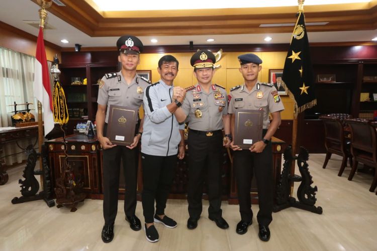 Kapolri Jenderal Polisi Tito Karnavian usai memimpin upacara kenaikan pangkat luar biasa terhadap dua pemain timnas U-22 Indonesia, Briptu Rizki Sani Fauzi dan Briptu Awan Setho Rahardjo, di Mabes Polri, Selasa (5/3/2019). Turut hadir Manajer timnas U-22, AKBP Sumardji dan pelatih Indra Sjafri.