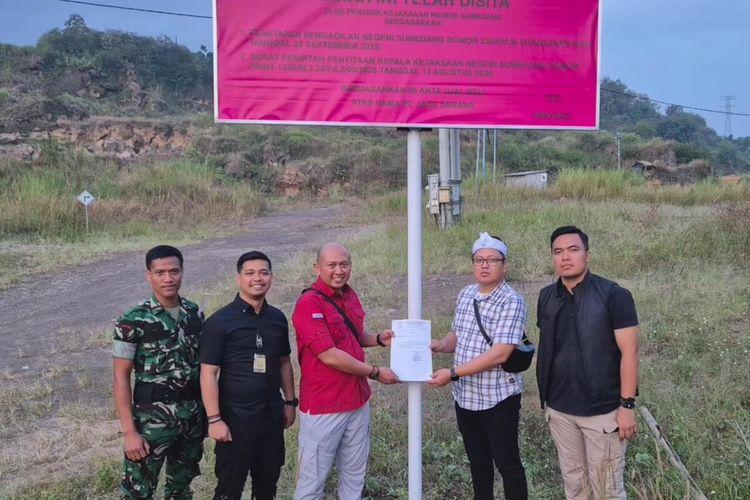 Kejari Sumedang sita aset bidang tanah terkait korupsi tambang di Sumedang, beberapa hari lalu. DOK. KEJARI SUMEDANG