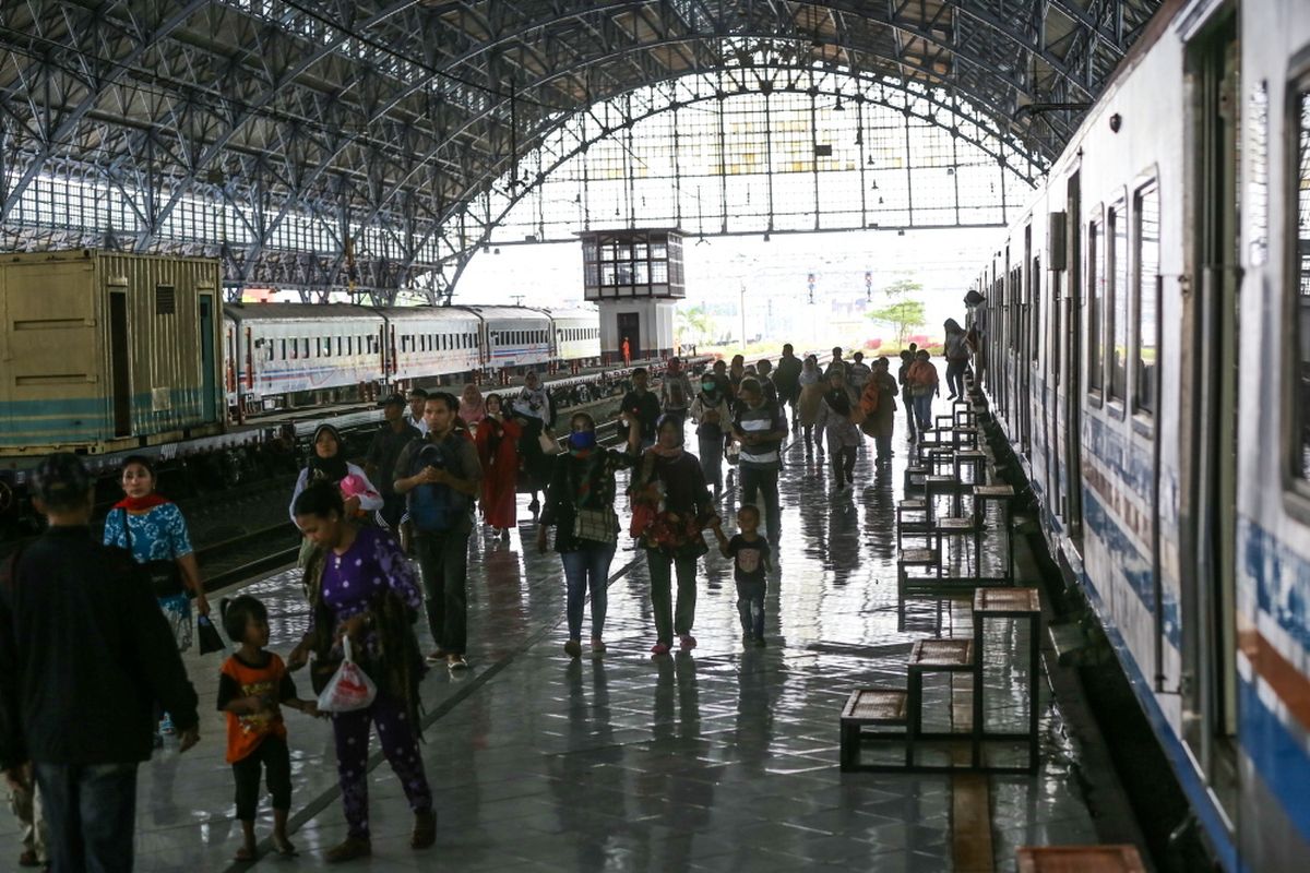 Sejumlah penumpang berjalan disamping gerbong kereta rel listrik di Stasiun Tanjung Priok, Jakarta Utara, Kamis (7/9/2017). Sejak di operasikan kembali rute stasiun Tanjung Priok-Jakarta Kota pada Desember 2015, jumlah penumpang yang naik dan turun terus meningkat rata-rata 1.000 orang hari biasa dan hari libur mencapai 1.300 orang