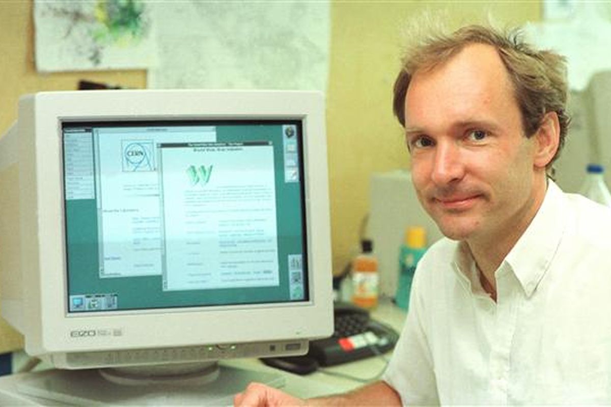 Tim Berners Lee menciptakan World Wide Web ketika bekerja di CERN.