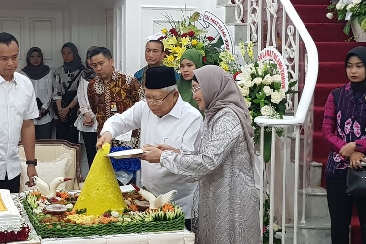 Wapres Maruf Amin dan istri, Wury Maruf Amin saat memotong tumpeng di acara sykuran ulang tahun ke-77 di Rumah Dinas, Menteng, Jakarta Pusat, Rabu (11/3/2020). 