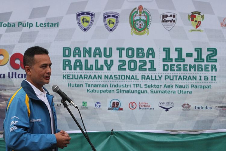 Wakil Gubernur Sumatera Utara Musa Ijeck Rajekshah saat memberikan sambutan pada acara penutupan Danau Toba Rally 2021 di Aek Nauli, Kabupaten Simalungun, Sumatera Utara, Minggu (12/12/2021). Ijeck juga turun sebagai peserta di Reli Danau Toba ini, 