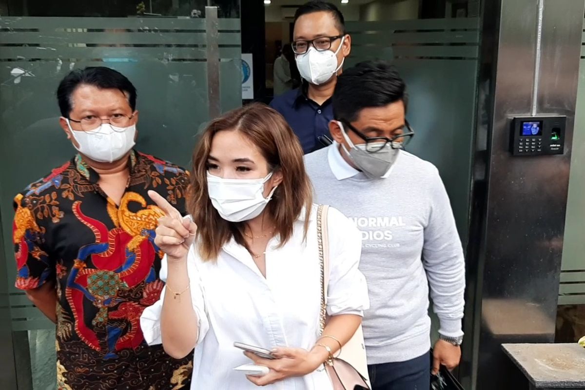 Gisella Anastasia baru saja menyelesaikan proses pemeriksaan terkait kasus video syur diduga dirinya di Polda Metro Jaya, Selasa (17/11/2020).