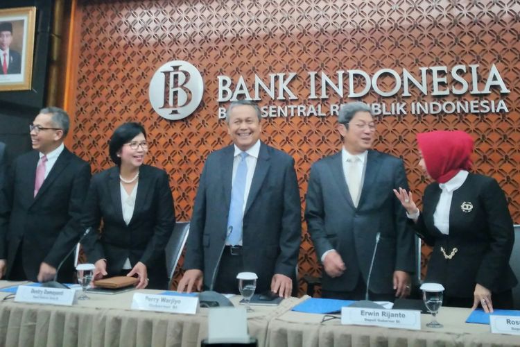 Gubernur Bank Indonesia, Perry Warjiyo didampingi para deputinya sebelum memaparkan keputusan suku bunga 7-Days Reverse Repo Rate, di Gedung BI, Jakarta, Kamis (23/1/2020). 
