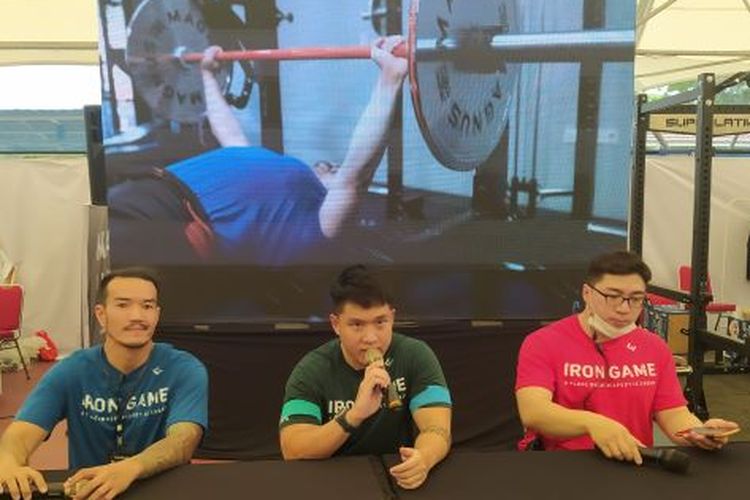 Berpose dari kiri ke kanan, pada Sabtu 29 Oktober 2022, di British School Tangerang Selatan, para pengurus Magnus Iron Games 2022, Fabio Halim, Hans Krisna, dan Yulius Tedjo.
