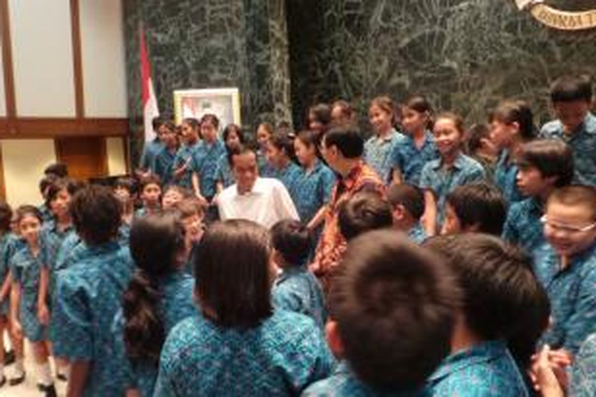 Gubernur DKI Jakarta Joko Widodo bersama Wakil Gubernur DKI Jakarta Basuki Tjahaja Purnama menerima puluhan siswa SD Global Jaya International, Bintaro, Tangerang Selatan, Kamis (26/9/2013).