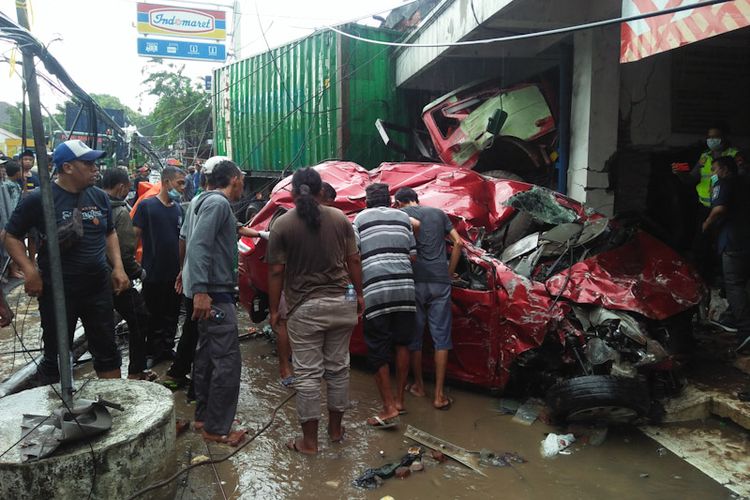 Mobil Suzuki Ertiga dan truk trailer yang terlibat kecelakaan lalu lintas di pertigaan Kecamatan Bungah, Gresik, Rabu (18/5/2022).