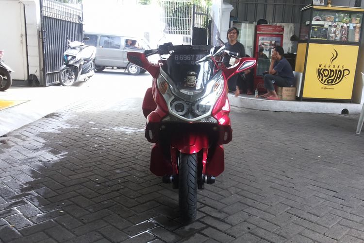 Honda PCX milik Ibnu Aditya yang diubah bak Goldwing.  