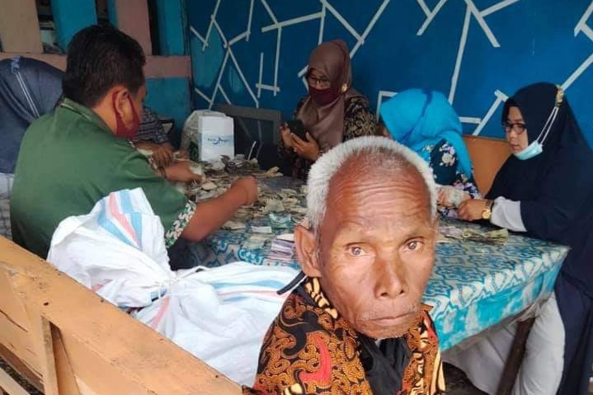 Kakek Biok yang menyimpan uang Rp 81 juta dalam karung hasil upah mencuci piring