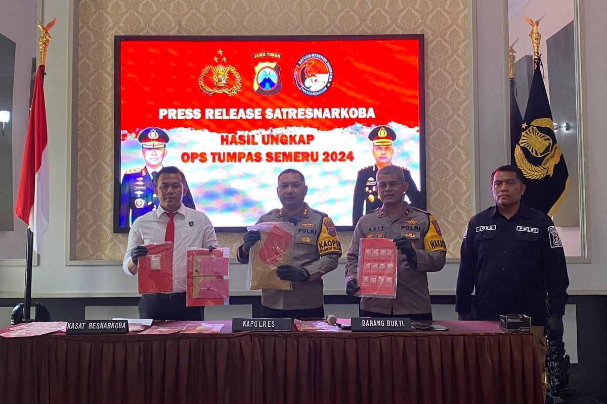 Kapolres Pasuruan AKBP Teddy Chandra bersama jajaran Satnarkoba menunjukkan barang bukti sabu hasil Operasi Tumpas Narkoba Semeru 2024, Senin (30/9/2024) 