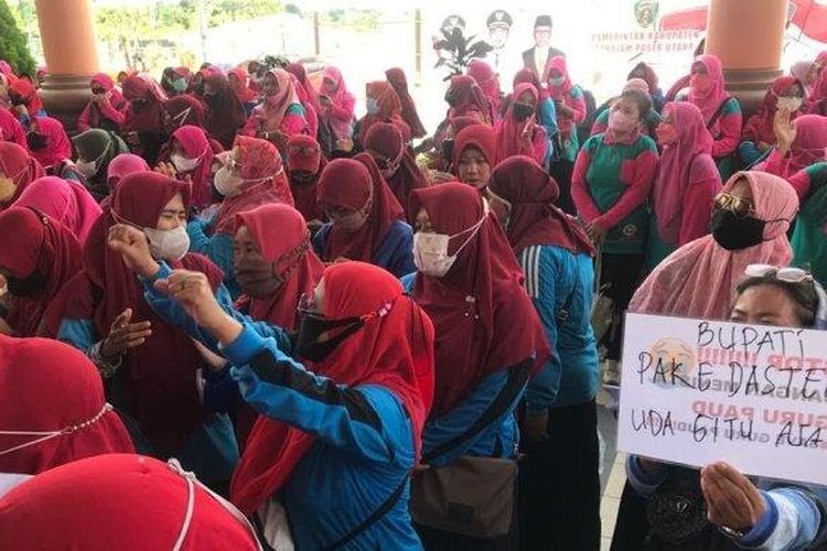 Ratusan guru PAUD di Penajam Paser Utara saat melakukan aksi demontrasi di depan kantor Bupati PPU, menuntut pembayaran honor, Senin (13/12/2021).
