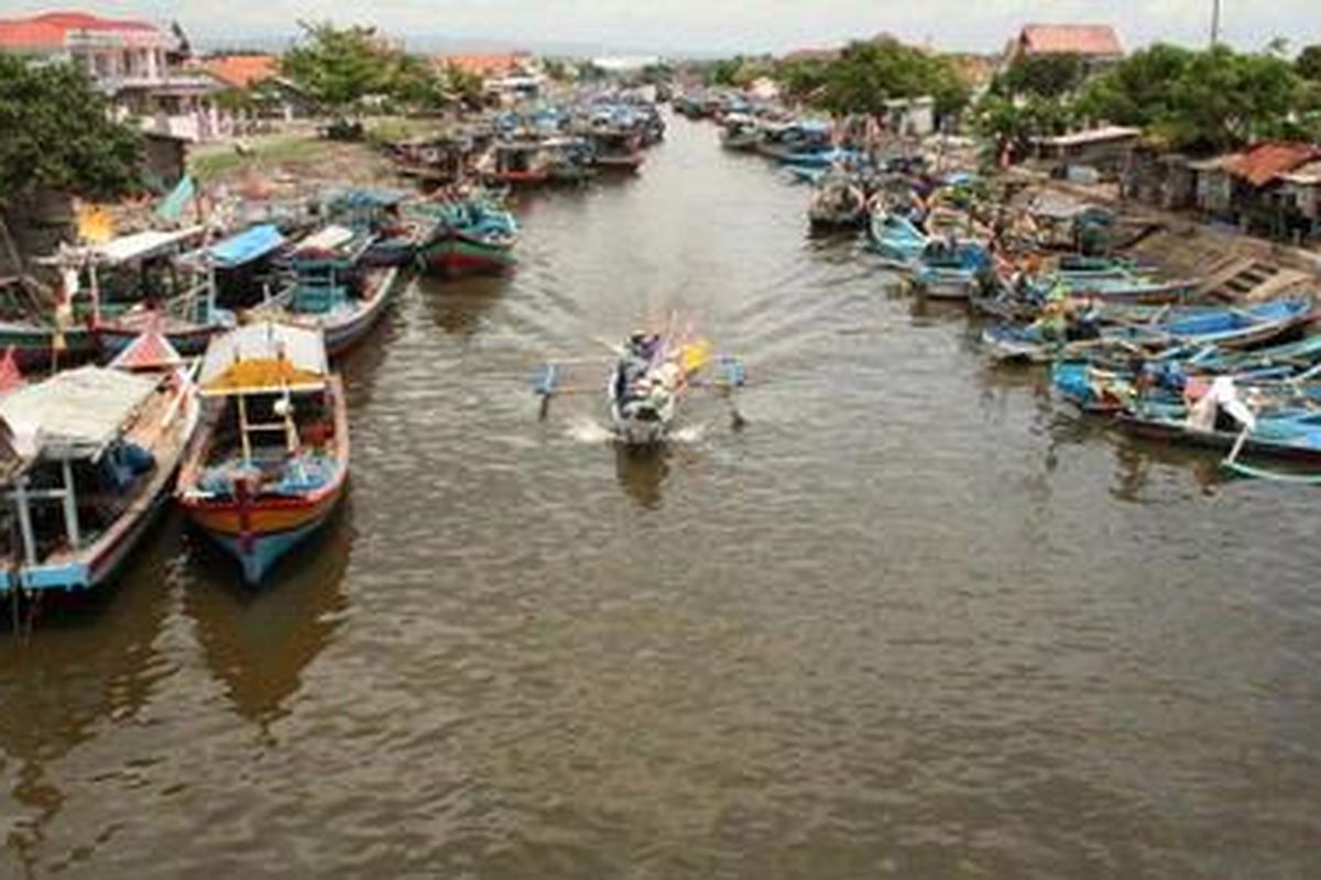 Perahu-perahu yang disandarkan di muara perairan Cilacap, Jawa Tengah, akibat para nelayan tak bisa melaut setelah stok BBM habis.