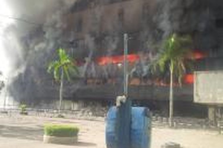 Gedung Medan Plaza ludes terbakar di Jalan Iskandar Muda, Sabtu (21/8) pagi. Belum dipastikan apakah ada korban jiwa atau tidak.
