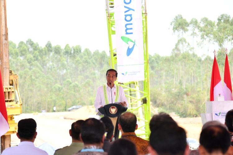 Presiden Joko Widodo saat melakukan ground breaking RS Mayapada di IKN, Kalimantan Timur pada Rabu (1/11/2023).