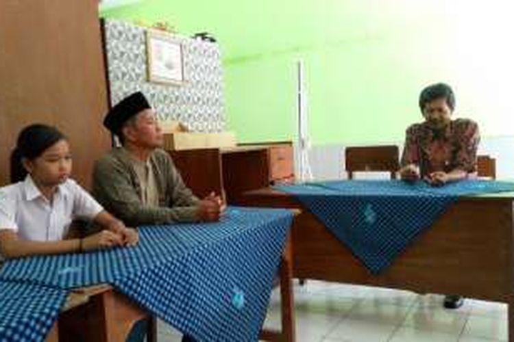 Kepala SD Kramat 2 Kota Magelang, Abdul Karim (kanan) dengan salah satu murid dan orang tua murid, Kamis (23/6/2016).