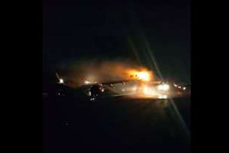 Pesawat Batik Air terbakar setelah bersenggolan dengan pesawat Transnusa di Bandara Halim Perdanakusuma, Jakarta, Senin (4/4/2016)