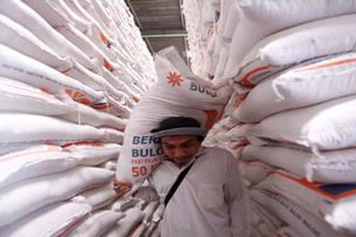 Pekerja mengangkut karung beras di gudang Perum Bulog Divisi Regional Jakarta-Banten di kawasan Kelapa Gading, Jakarta Utara, Kamis (3/1/2013). Perum Bulog (Persero) menargetkan pengadaan beras sebanyak 3,55 juta ton sepanjang tahun 2013.