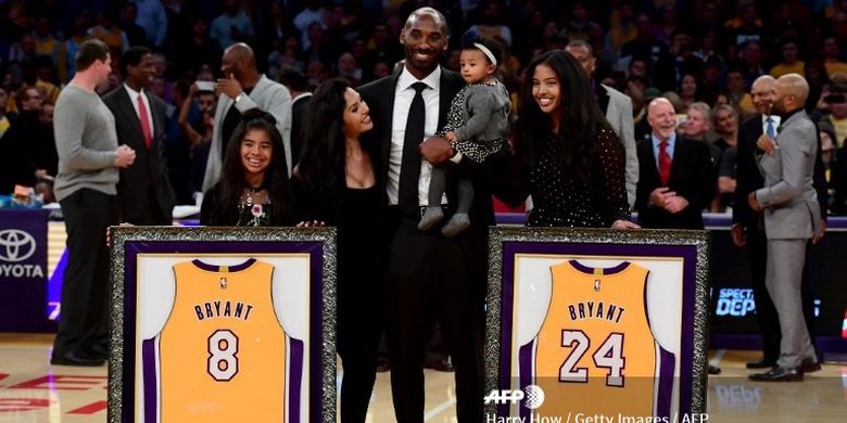 Kobe Bryant bersama keluarga saat Los Angeles Lakers resmi memesiunkan nomor 8 dan 24 milik sang legenda NBA, 18 Desember 2017 yang lalu. 