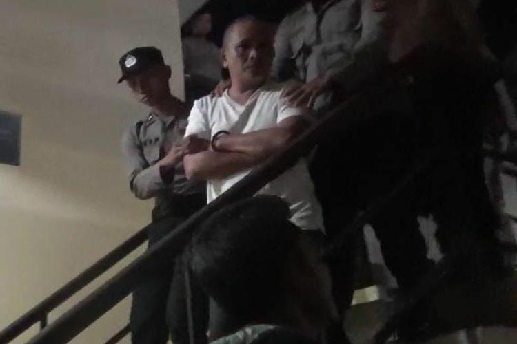 Pentolan Front Perjuangan Rakyat Ketapang (FPRK), organisasi masyarakat di Kabupaten Ketapang, Kalimantan Barat (Kalbar) berinisial IA beserta tujuh anggotanya ditangkap pihak kepolsian, Minggu (21/8/2022) malam.
